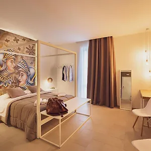 Marla's Boutique 2*, Noto Italien